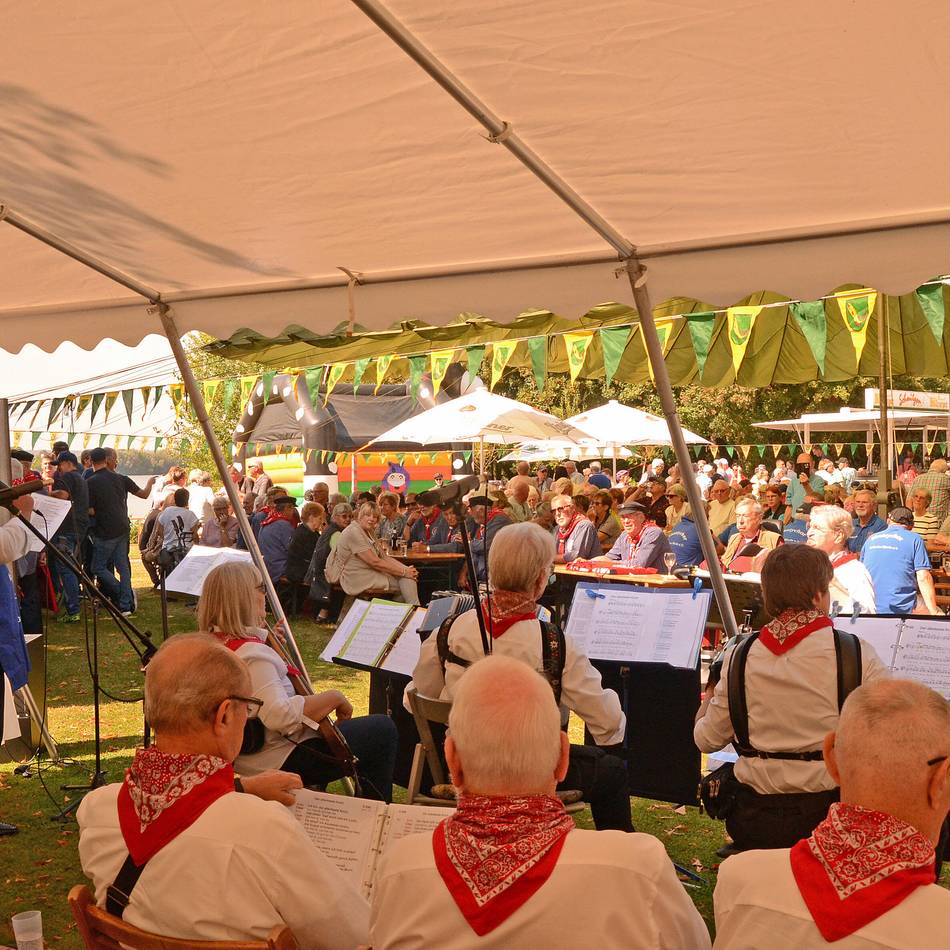 Großartiges Programm zum Jubiläum: Hunderte genießen Fischerhüttenfest in Lüttingen