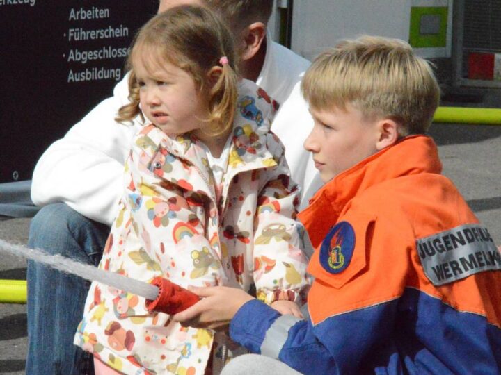 Tradition im Wermelskirchener Stadtteil: Feuerwehr feiert mit ihrem Dorf