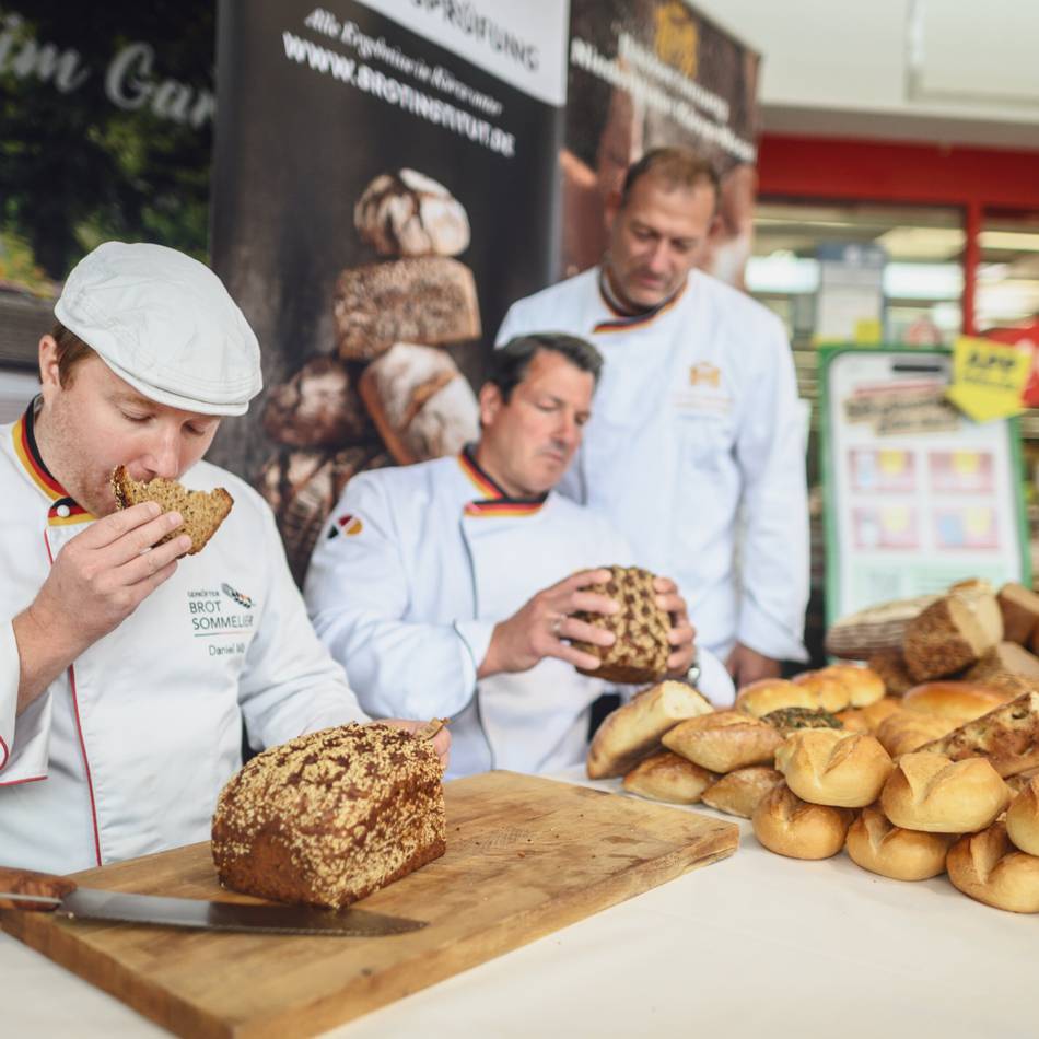 Prüfung des Deutschen Brotinstitutes: 40 Brote an einem Tag – Sommelier Daniel Milz testete Backwaren aus dem Kreis Kleve