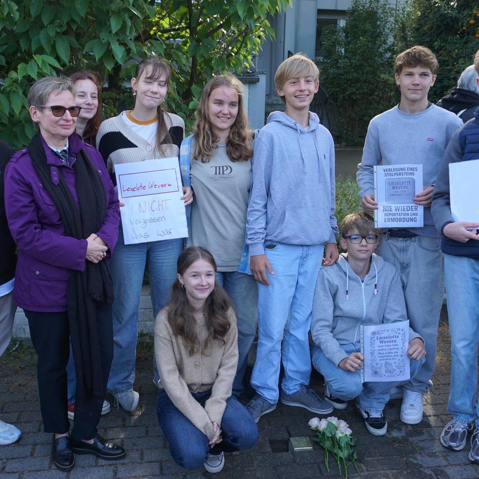 Wichtige Aktion in Ratingen : Stolperstein erinnert an ermordetes Mädchen