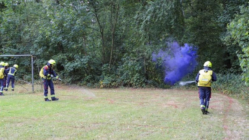 Übungseinsatz in Mönchengladbach: „Flächenbrand“ auf Bolzplatz – doch die Gefahr lauert im Unterholz