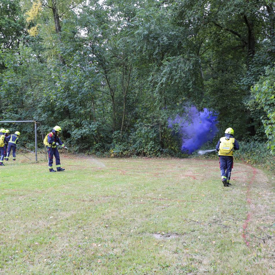 Übungseinsatz in Mönchengladbach: „Flächenbrand“ auf Bolzplatz – doch die Gefahr lauert im Unterholz
