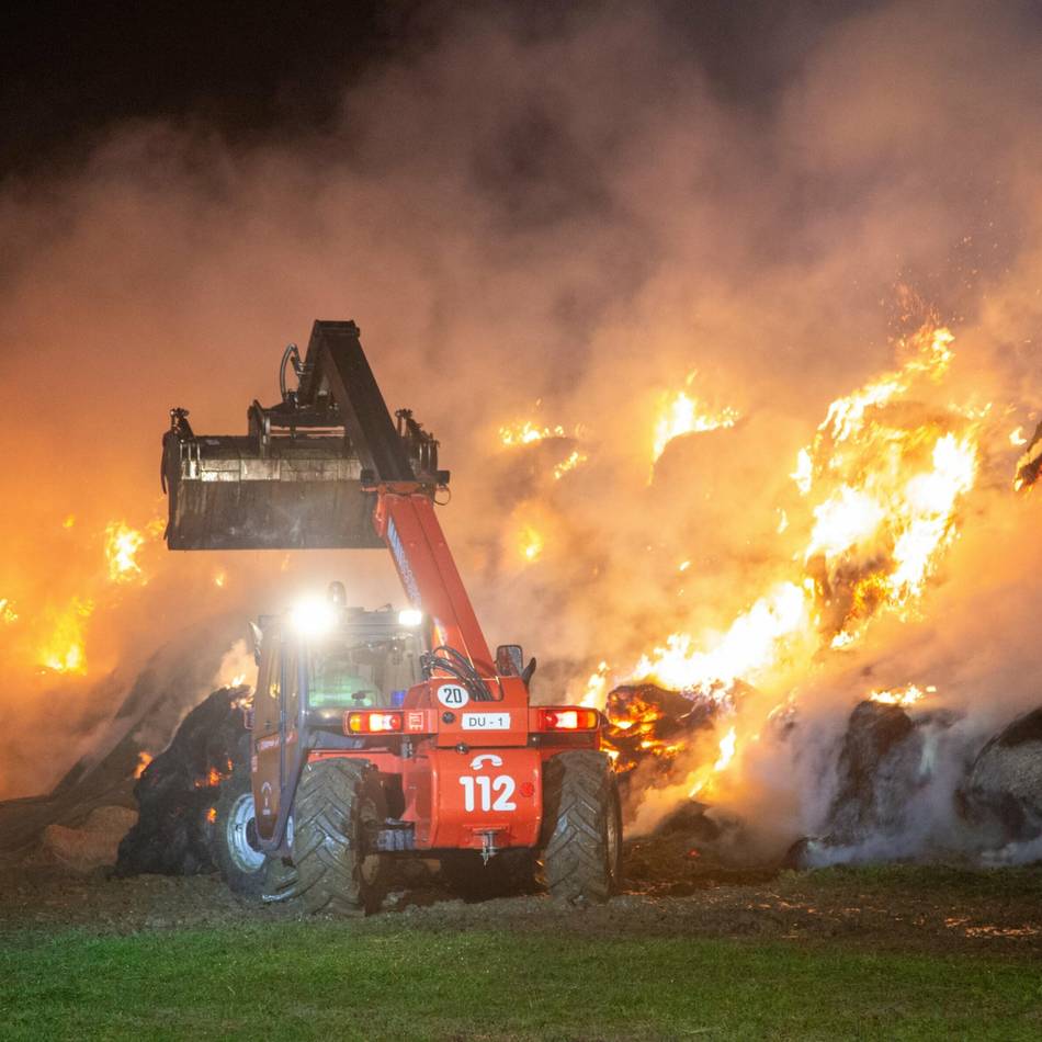 Hunderte Heuballen in Flammen: Vier Duisburger Feuerwehrleute nach Brandserie verurteilt