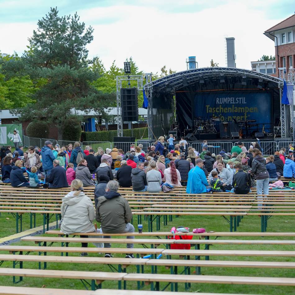 Unwetter vertreibt 1500 Besucher: Taschenlampenkonzert in Mönchengladbach kurz vor Beginn geräumt