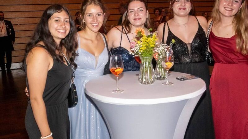Polizei zieht erste Bilanz: Besucher feiern friedlich auf dem Neusser Schützenfest