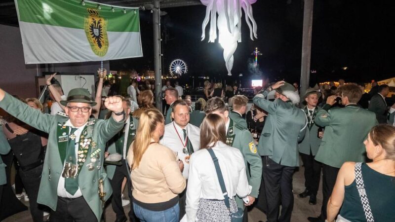Tausende Schützen feiern: Rauschendes Gildefieber mit Blick auf die Neusser Kirmes-Skyline