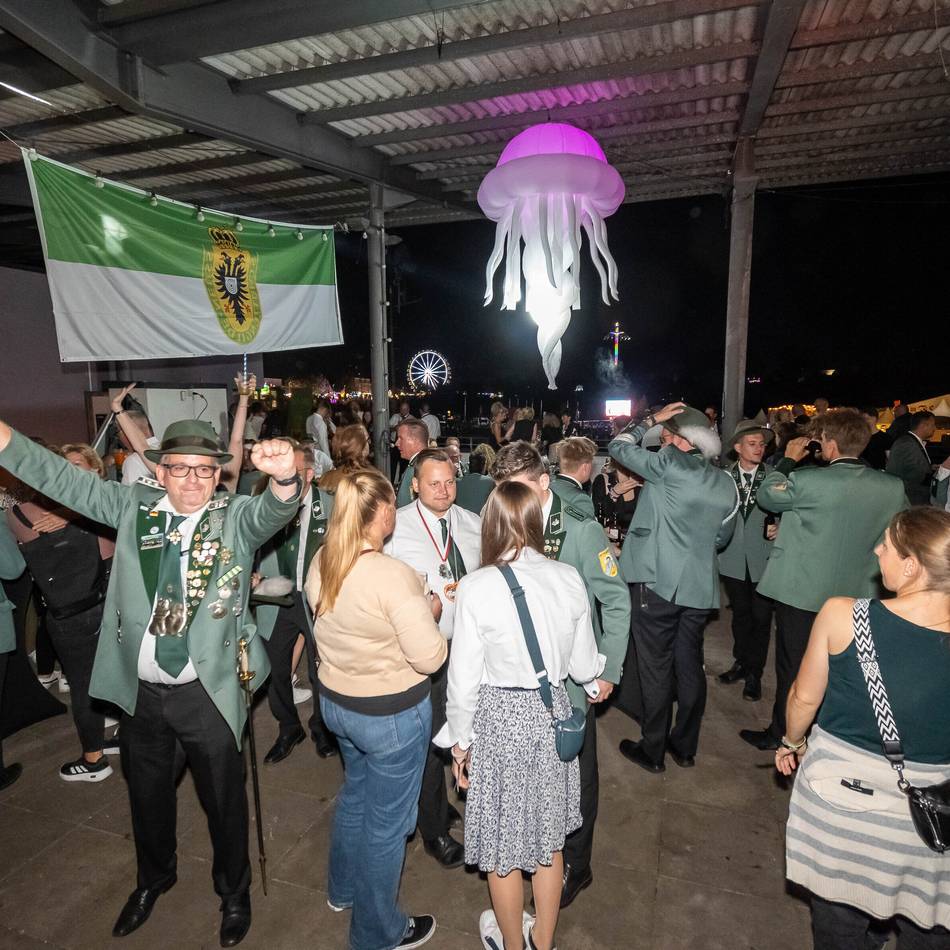Tausende Schützen feiern: Rauschendes Gildefieber mit Blick auf die Neusser Kirmes-Skyline