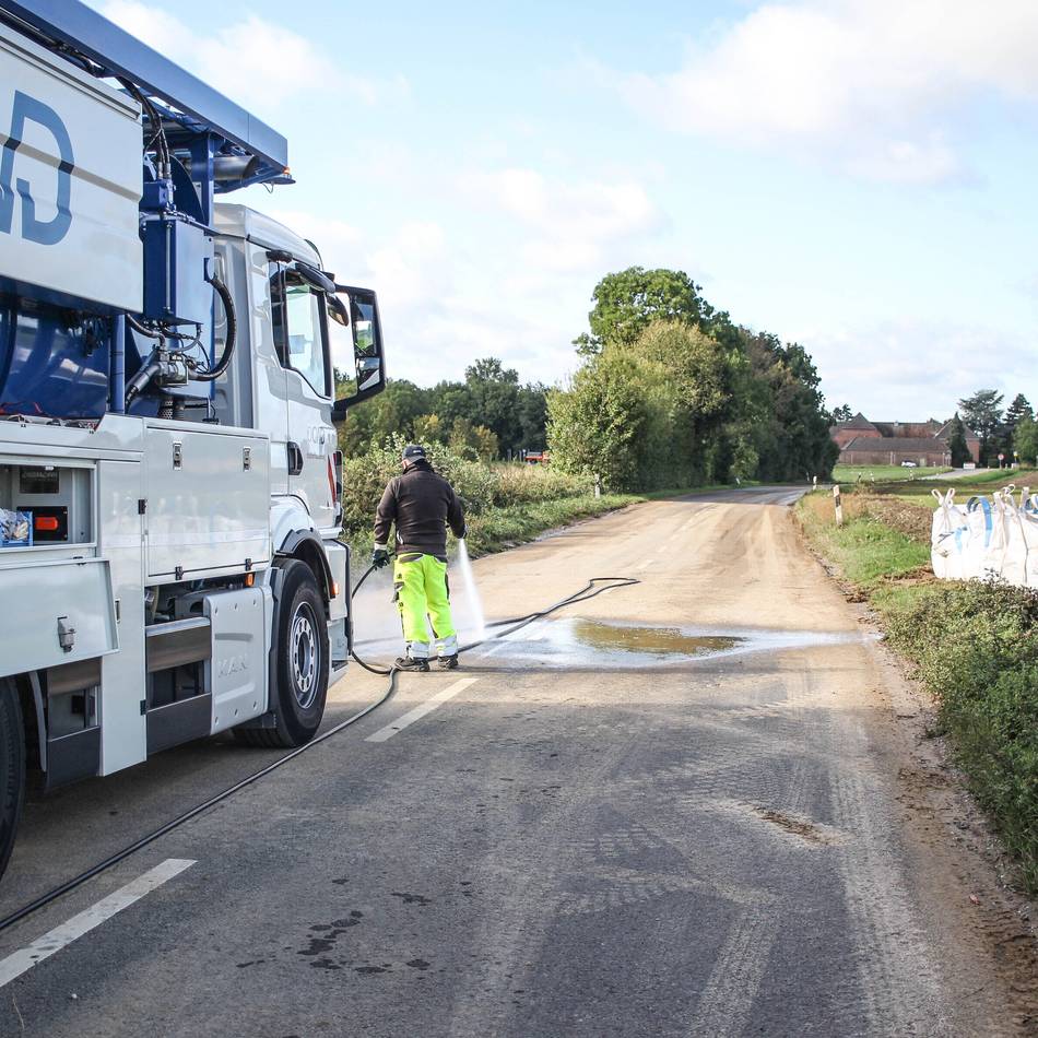 Fahrbahn voller Schlamm: Jetzt gibt’s Riesen-Sandsäcke für die Rübenstraße in Kapellen