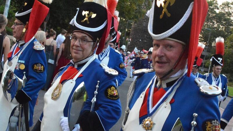 Schlusspunkt des Schützenfestes in Neuss: Festumzug und Krönungsball für die Schützenmajestäten