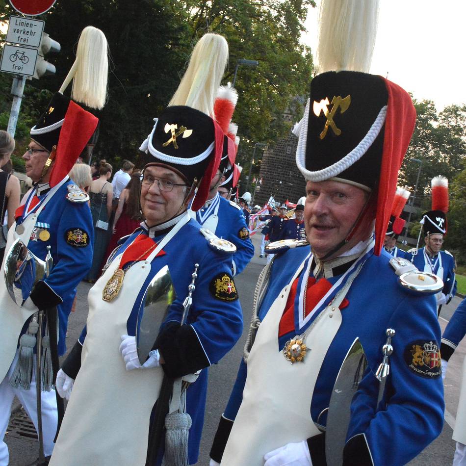 Schlusspunkt des Schützenfestes in Neuss: Festumzug und Krönungsball für die Schützenmajestäten