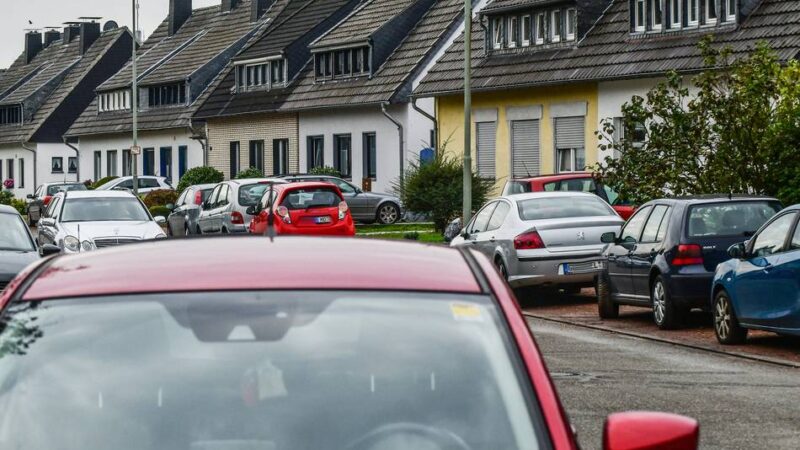 Rollsplitt wird aufgetragen: Zahlreiche Wege in Geldern werden ausgebessert