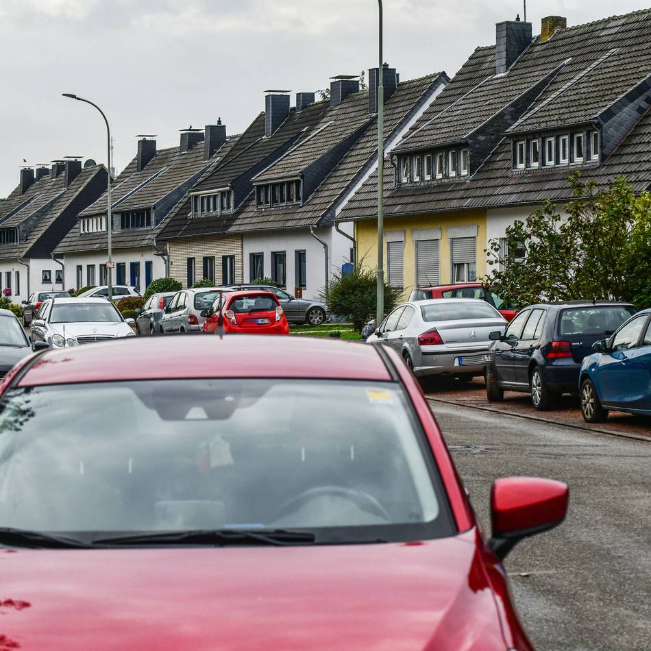 Rollsplitt wird aufgetragen: Zahlreiche Wege in Geldern werden ausgebessert