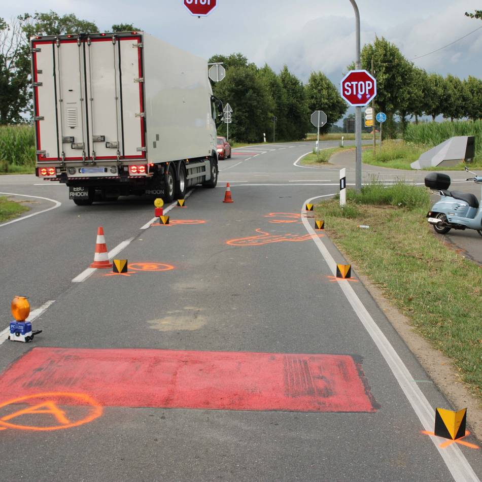 Unfallkreuzung in Kevelaer: „Es wird dort weitere Unfälle geben“ – verletzte Rollerfahrerin warnt vor Sicherheitshuckeln