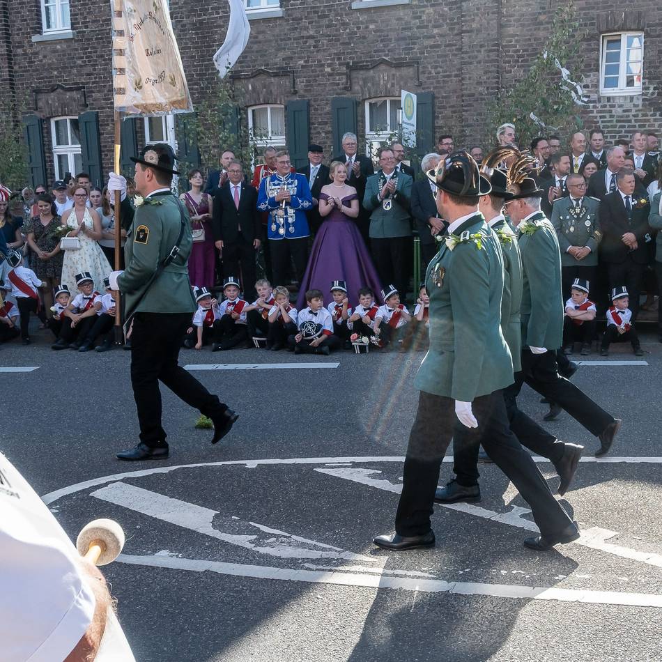 Schützenfest in Rosellen: Applaus für das jüngste Schützenkönigspaar