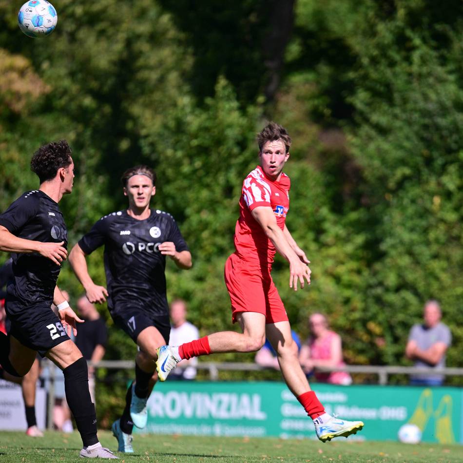 SV Sonsbeck gegen VfB Homberg: Niklas Binn erzielt das Derby-Siegtor