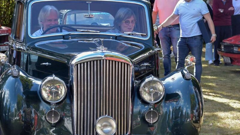 Historische Autos im eigenen Garten: Familienfest mit Oldtimern