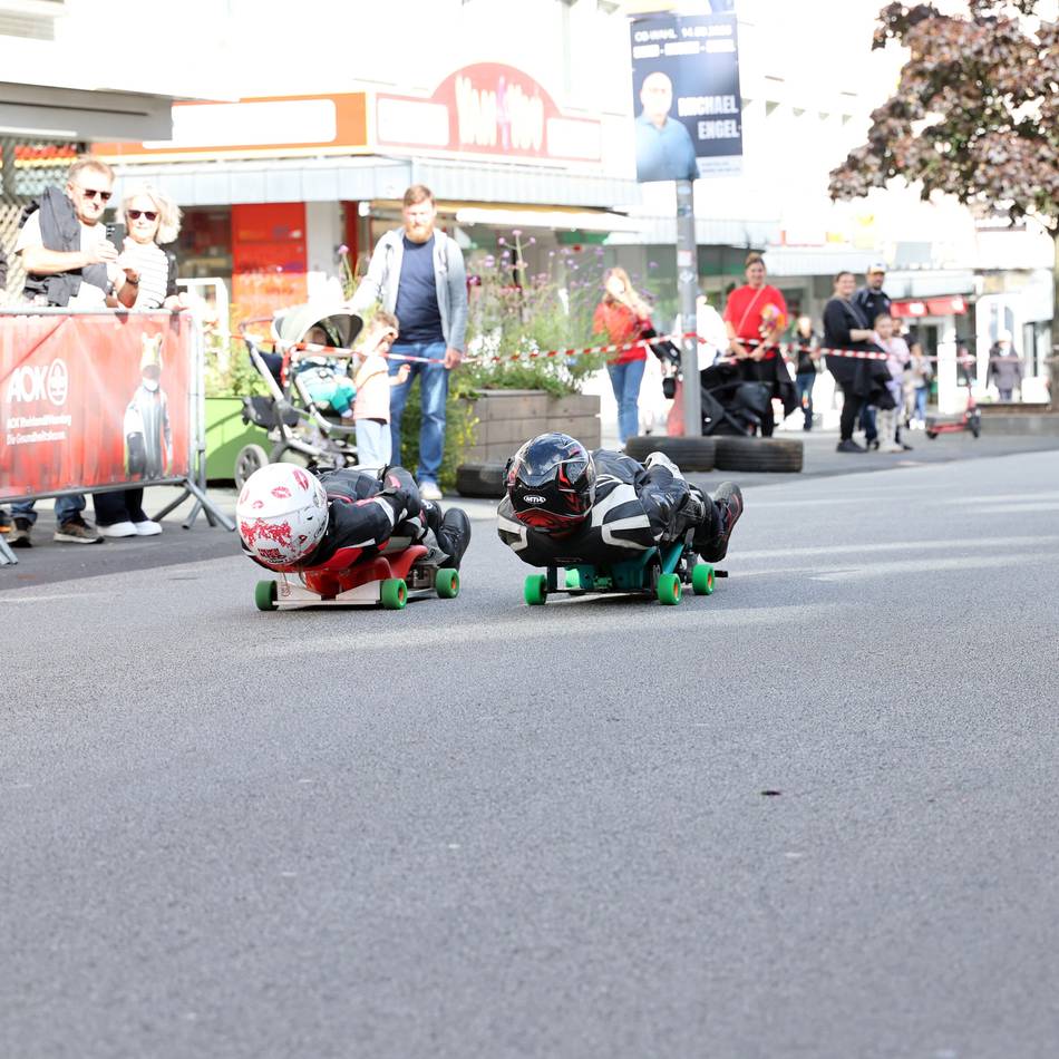 Deutsche BIG Bobby Car Meisterschaft in Mönchengladbach: Mini-Flitzer, Maxi-Spaß! Mit bis zu 90 km/h die Hindenburgstraße hinab