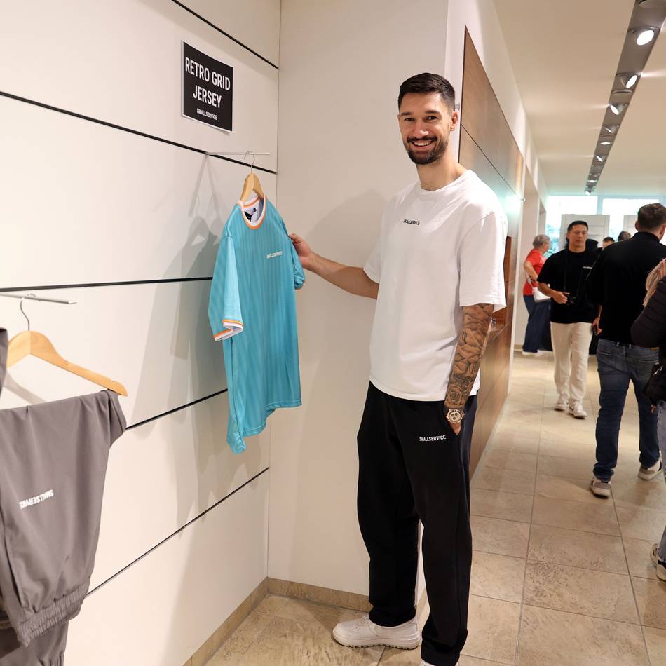 Gladbachs verletzter Nationalspieler: Kleindienst in der Modebranche – volksnah im Pop-up-Store