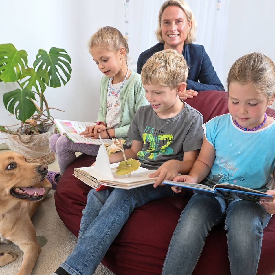 Buddy begleitet die Kinder im Unterricht: Warum die Grundschule Wetten einen Schulhund hat