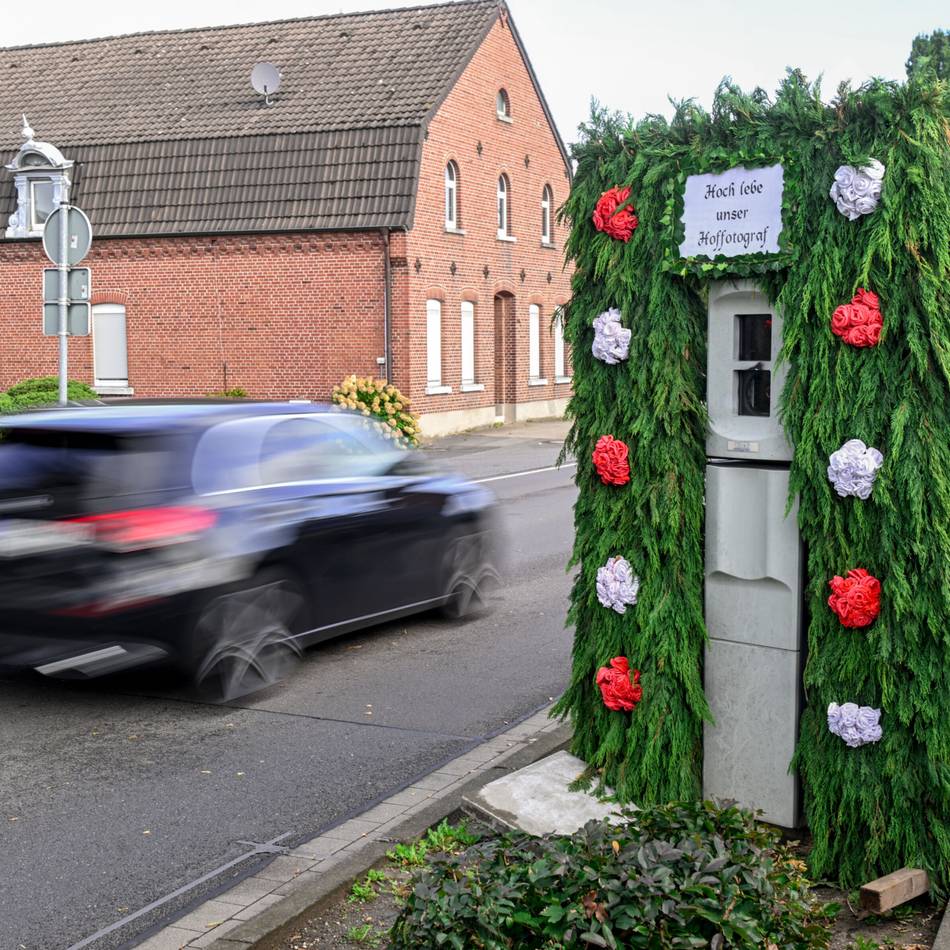 Kreative Idee in Straelen-Broekhuysen: Schützen ernennen Blitzer zum Hoffotografen