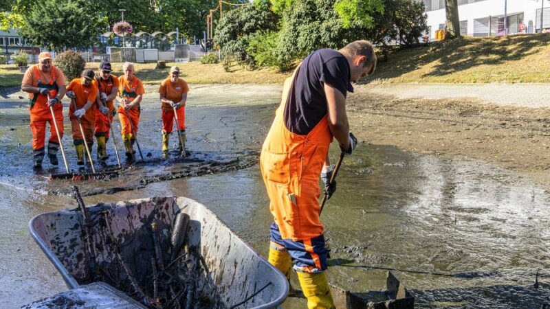 In der Moerser Innenstadt: So läuft der Wasserwechsel im Königsee
