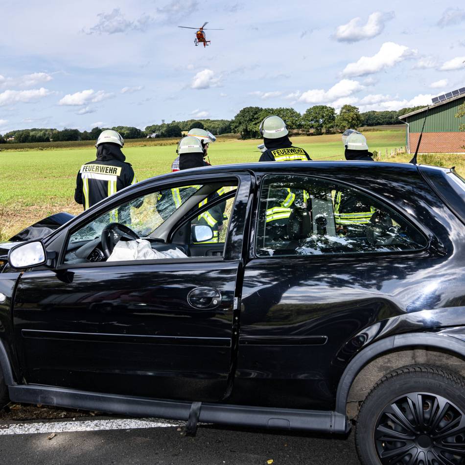 Unfall in Sonsbeck: Auto fährt gegen Baum – eine Person verletzt