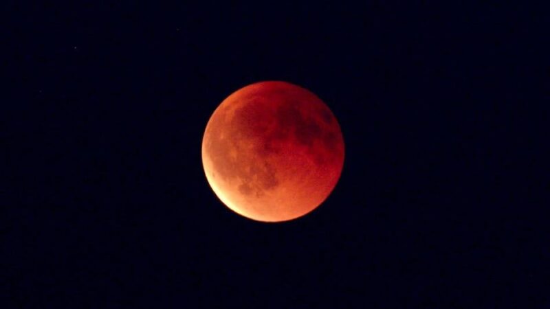 Strahlend rot: Leser fotografiert Blutmond über Erkelenz