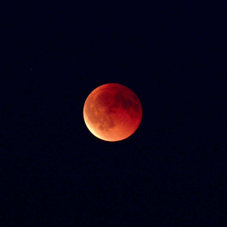 Strahlend rot: Leser fotografiert Blutmond über Erkelenz