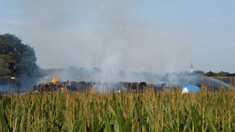 Großeinsatz in Sonsbecks Ortsteil Labbeck: Nach Brand von Strohhalle – Gemeinde gibt erst einmal Entwarnung