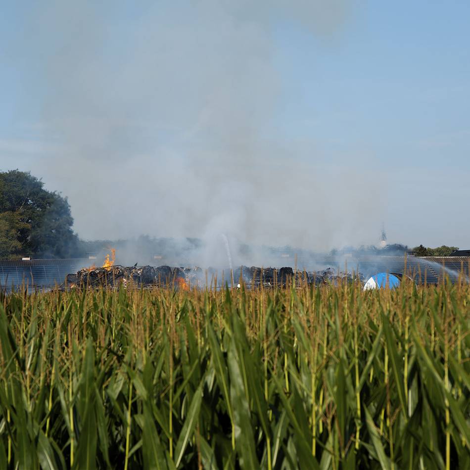 Großeinsatz in Sonsbecks Ortsteil Labbeck: Nach Brand von Strohhalle – Gemeinde gibt erst einmal Entwarnung
