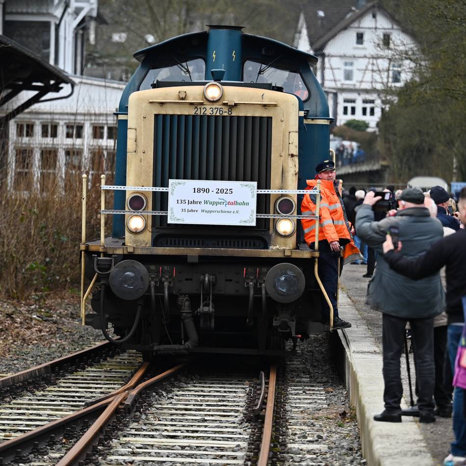 Bahnstrecke zwischen Wuppertal und Radevormwald: Sonderfahrt der Wuppertalbahn zum Weltkindertag
