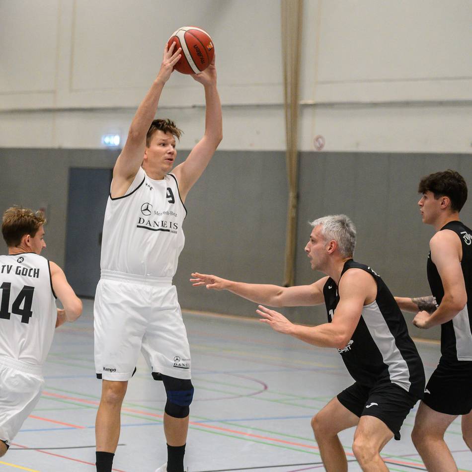 Basket Duisburg holt Hubert-Houben-Cup: Basketball-Turnier beim TV Goch ist nach langer Pause direkt wieder ein Erfolg