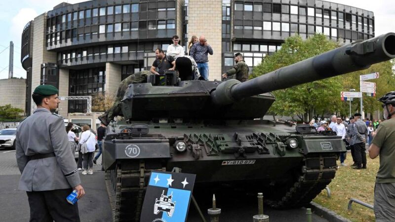 Historisches Ereignis in Düsseldorf: Panzer, Politiker und ein feierlicher Schwur