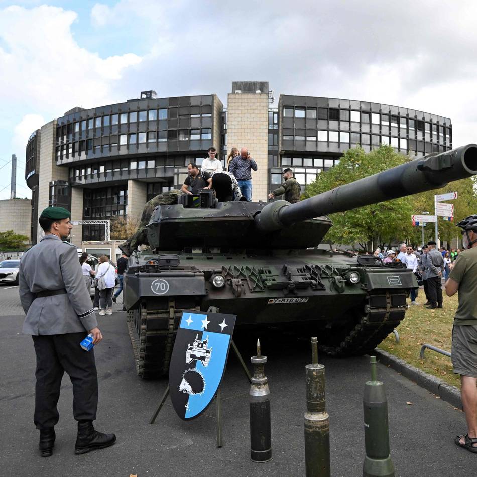 Historisches Ereignis in Düsseldorf: Panzer, Politiker und ein feierlicher Schwur
