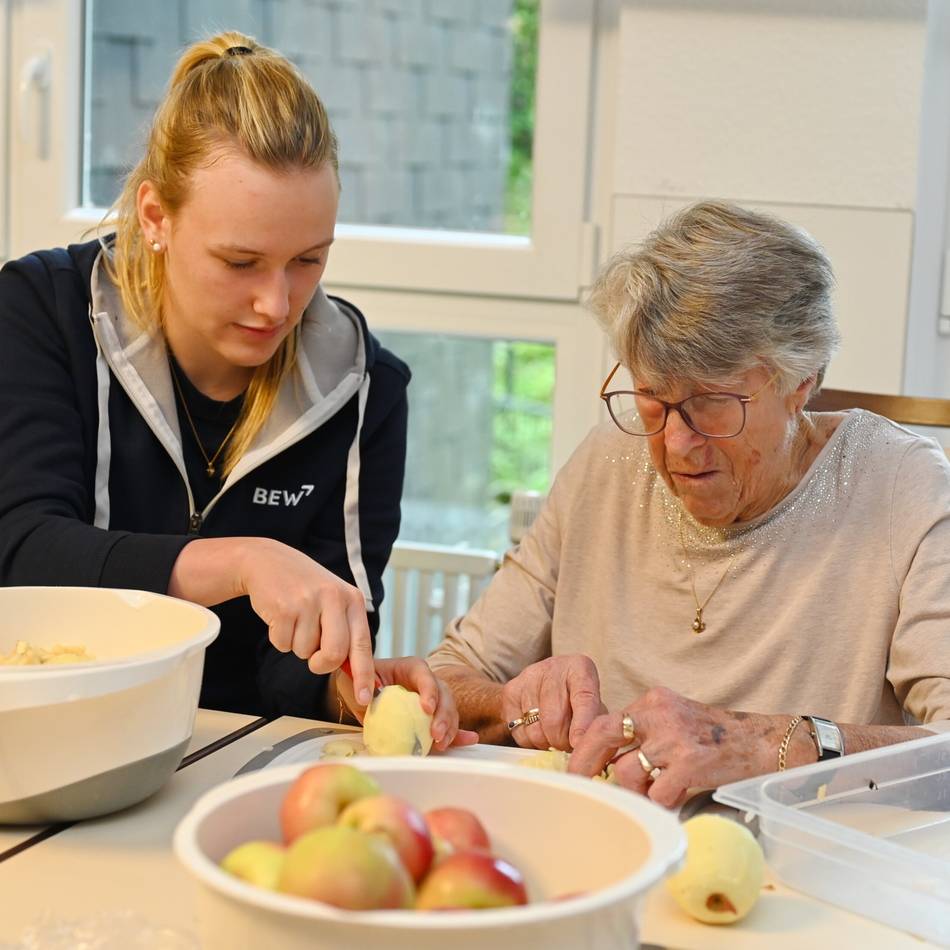 Azubi Social Day in Hückeswagen: Social Day – BEW-Azubis machen sich im Johannesstift nützlich