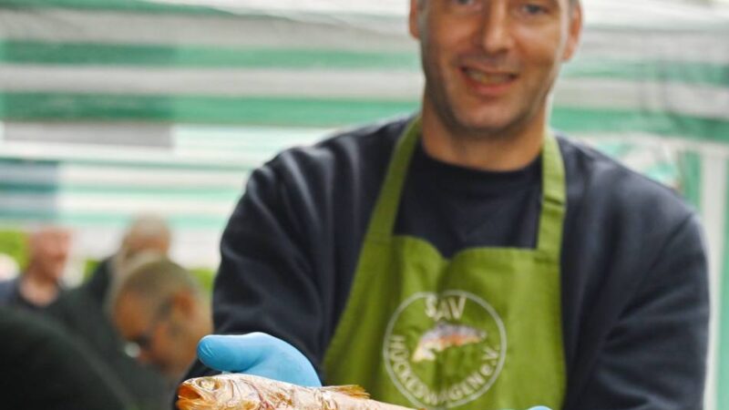 Hückeswagener Sportangelverein: Fischgenuss beim Räucherfest am Stadtpark-Teich