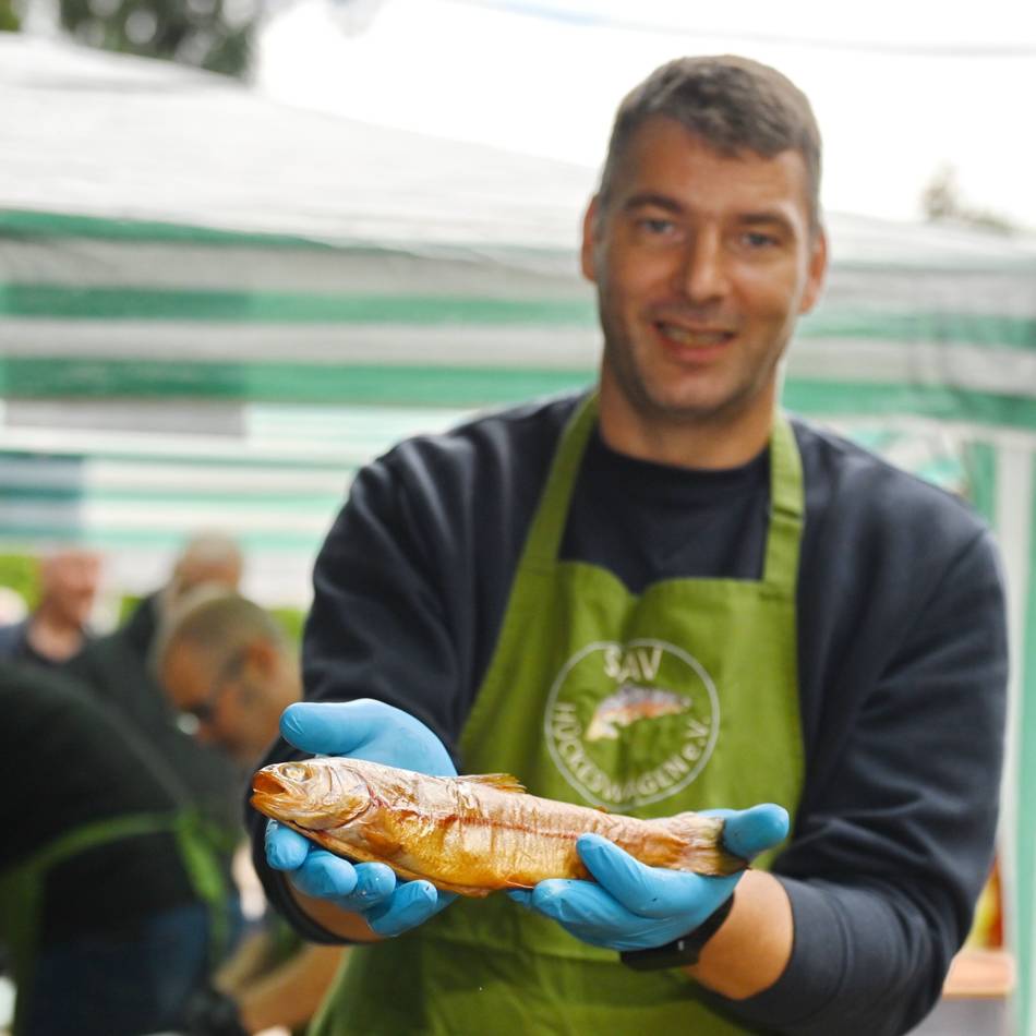 Hückeswagener Sportangelverein: Fischgenuss beim Räucherfest am Stadtpark-Teich