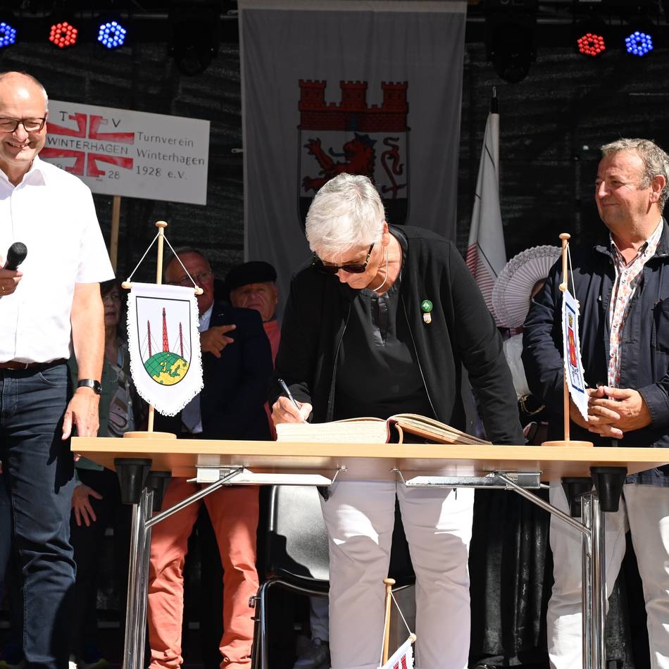 Eintrag ins Goldene Buch der Stadt Hückeswagen: Partnerstädte bekräftigen auf dem Altstadtfest ihre Freundschaft
