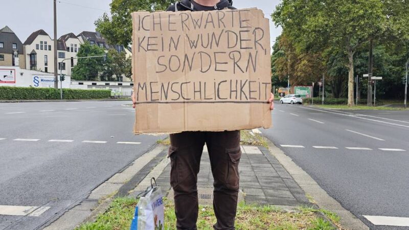 Obdachloser an Kreuzung in Hilden gestrandet: „Ich bin ohne Drogen, ohne Arbeit“