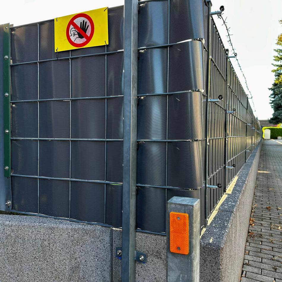 An Grundschule in Bedburg-Hau: Stacheldraht am Schulweg erschreckt Eltern