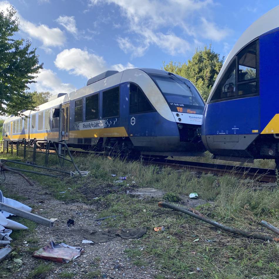 Schwerer Unfall mit dem Niersexpress: 19-Jähriger umfährt die Schranken und wird vom Zug in Geldern erfasst
