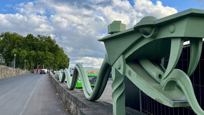 Denkmal am Düsseldorfer Rheinufer: Die Hochwasserschlange hat Rost angesetzt