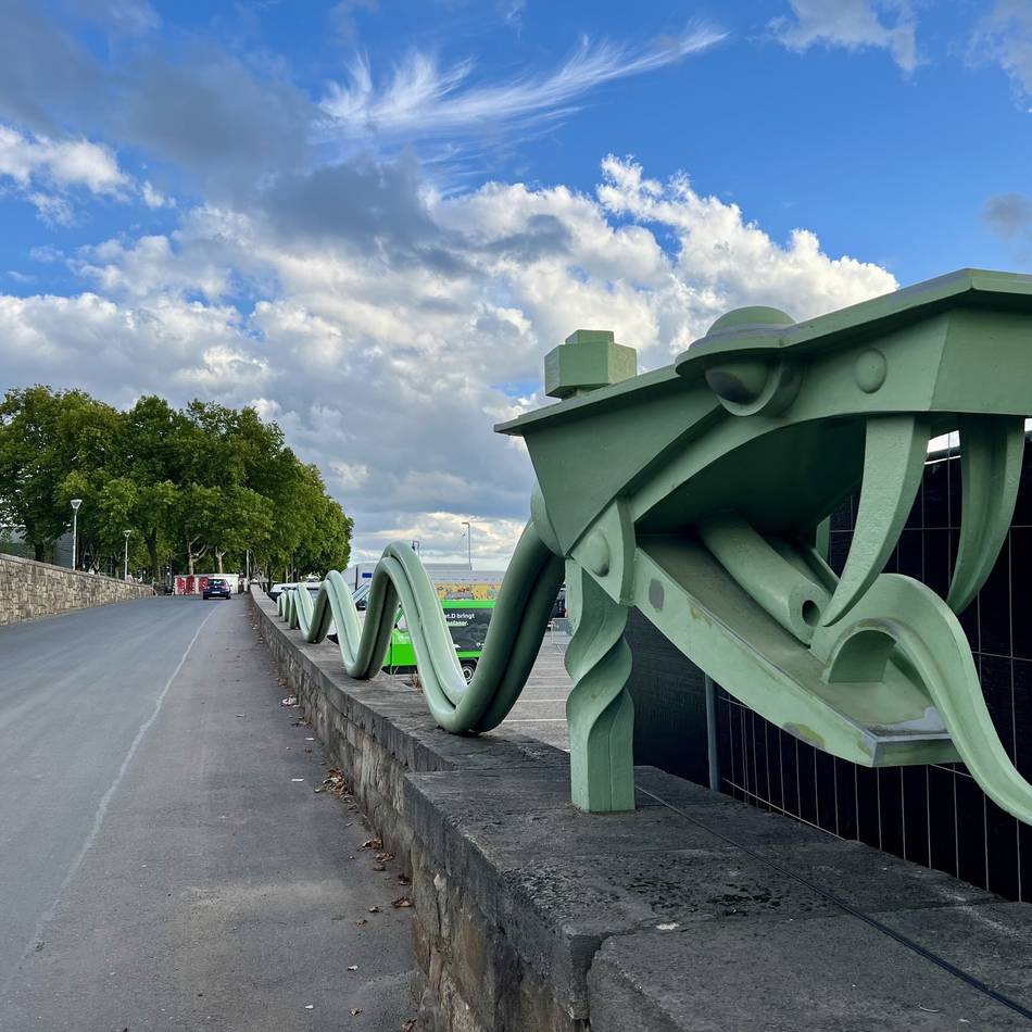 Denkmal am Düsseldorfer Rheinufer: Die Hochwasserschlange hat Rost angesetzt