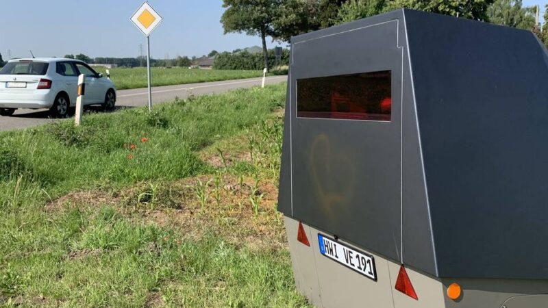 Aktion gegen Raser: Trotz Vandalismus – Kreis Kleve will weitere Blitzerpanzer anmieten