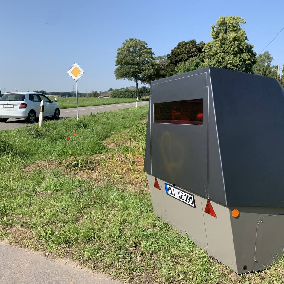 Aktion gegen Raser: Trotz Vandalismus – Kreis Kleve will weitere Blitzerpanzer anmieten