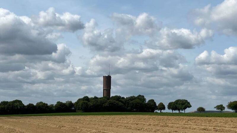 Ein stiller Wächter am Straßenrand: Wofür ist der Backsteinturm auf der L227 in Erkelenz eigentlich da?