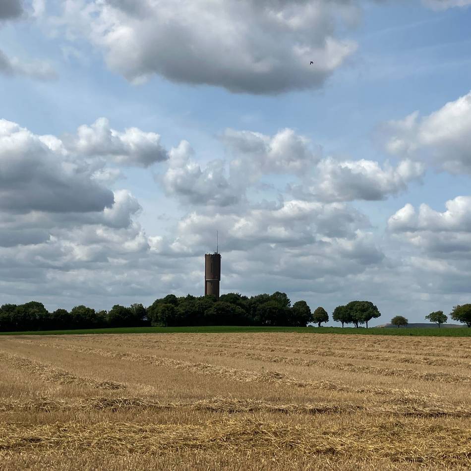 Ein stiller Wächter am Straßenrand: Wofür ist der Backsteinturm auf der L227 in Erkelenz eigentlich da?