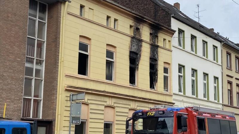 Hubertusstraße in Krefeld: Krefelder Feuerwehr rettet Person bei Wohnungsbrand