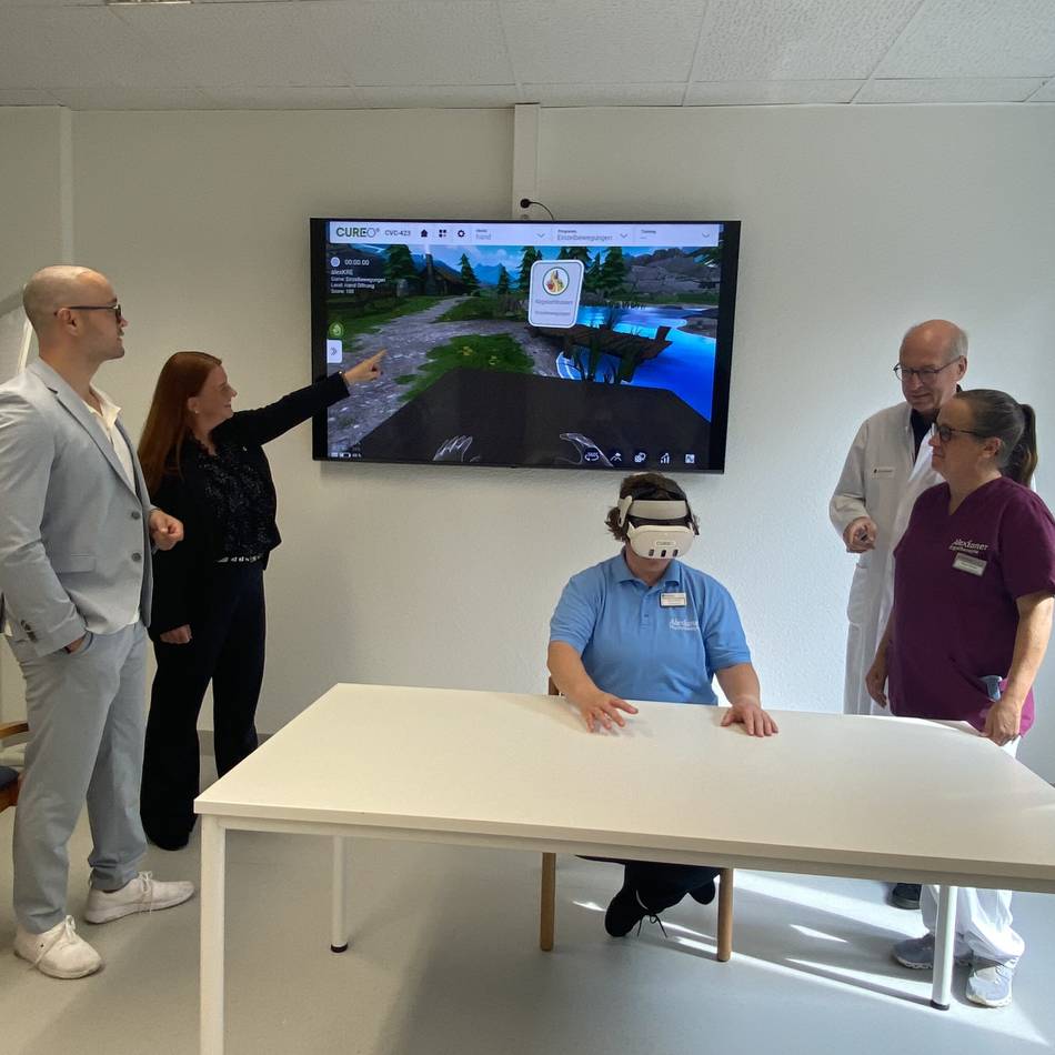 Neurologische Frühreha in Krefeld:  „Es gibt nicht viele Intensivstationen, auf denen man mit einem Delfin Volleyball spielen kann“