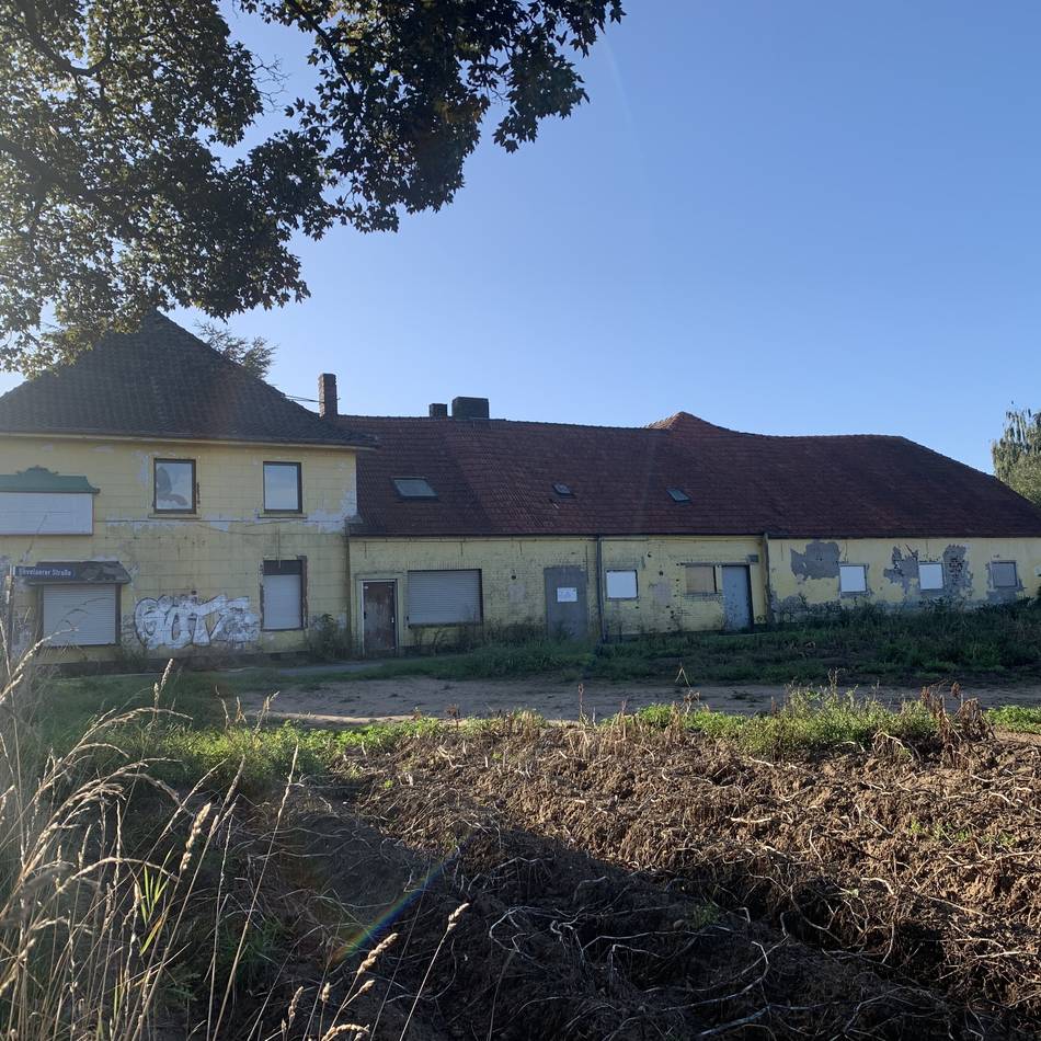 Gemeinde hat Gebäude gekauft: Schandfleck verschwindet – die bewegte Geschichte des China-Restaurants an der B9 in Weeze